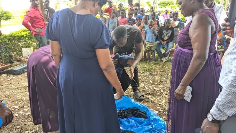 Women from the Turikumwe community distributing donated items