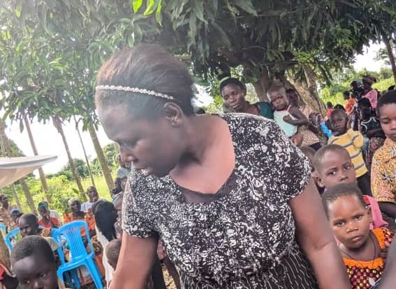 A Turikumwe volunteer reaching out to a family for support